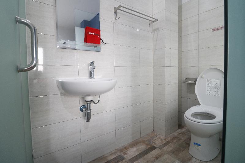 RedDoorz Plus near Living Plaza Jababeka - Oda
