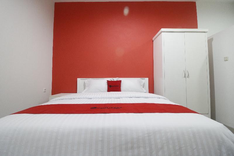 RedDoorz Plus near Living Plaza Jababeka - Oda