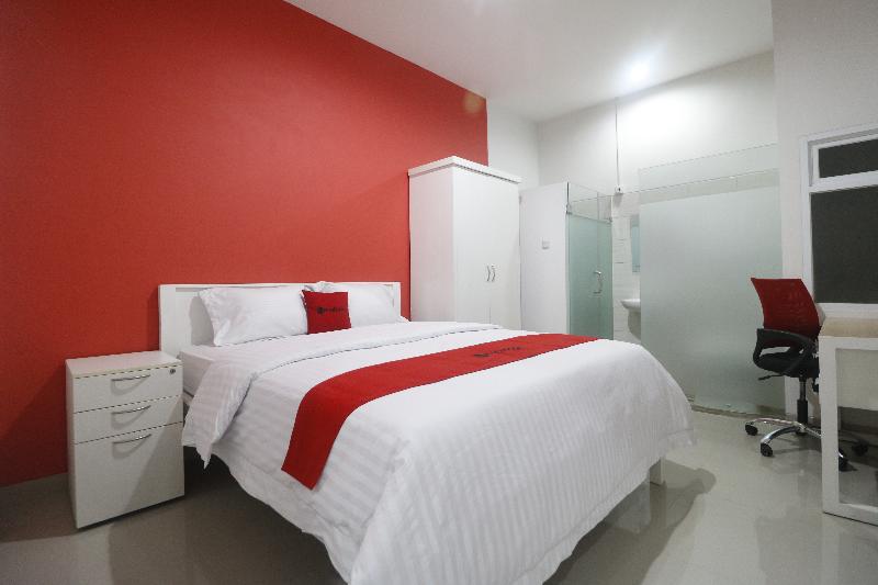 RedDoorz Plus near Living Plaza Jababeka - Oda