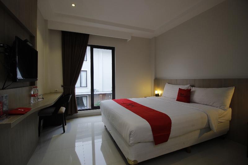 RedDoorz Plus @ TB Simatupang - Oda
