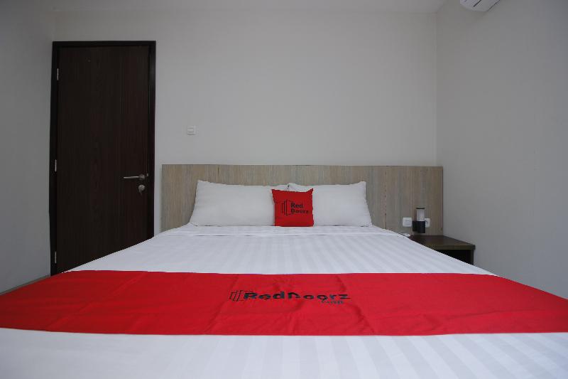RedDoorz Plus @ TB Simatupang - Oda
