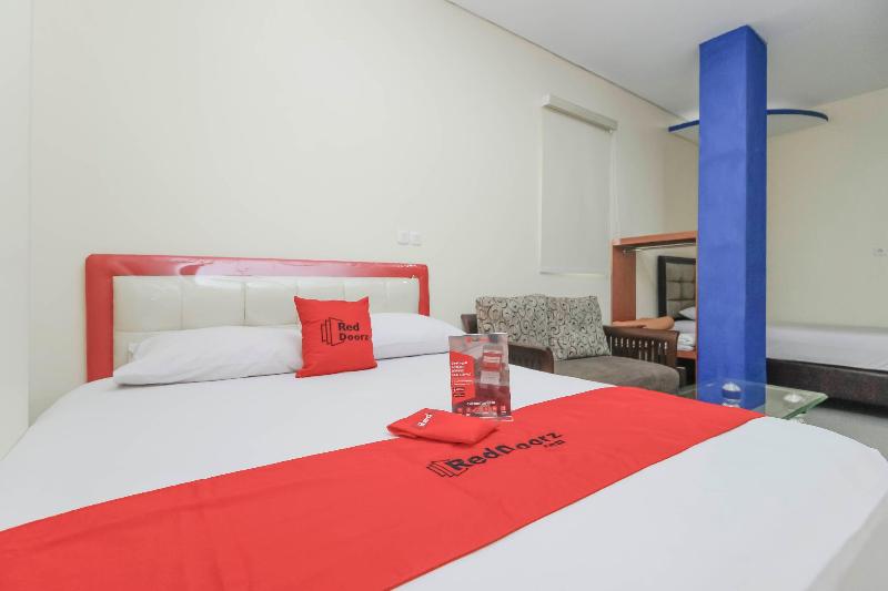 RedDoorz Plus @ Jalan Pemuda Jakarta - Oda