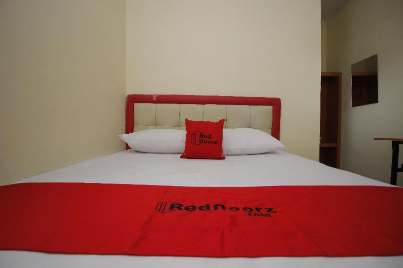RedDoorz Plus @ Jalan Pemuda Jakarta - Oda