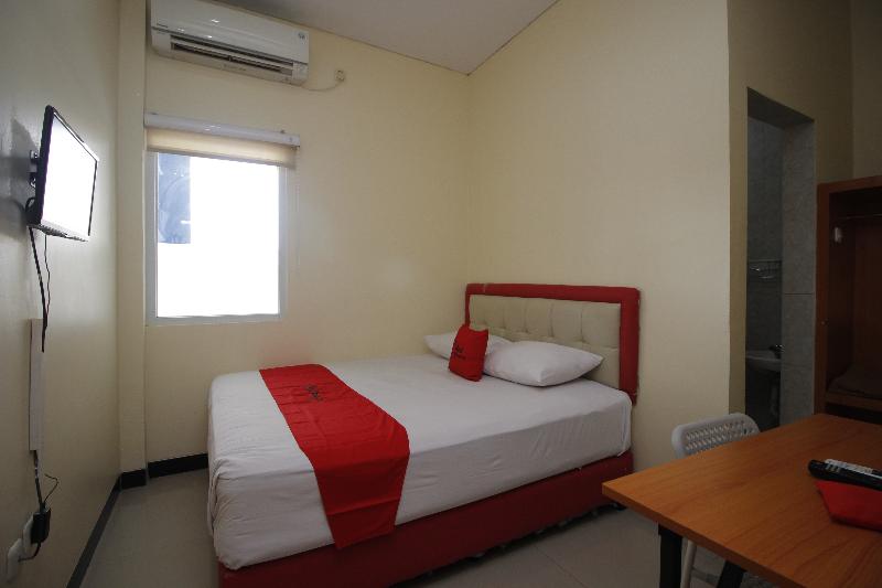 RedDoorz Plus @ Jalan Pemuda Jakarta - Oda