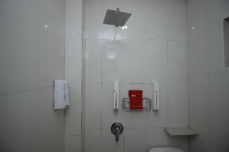 RedDoorz Plus @ Jalan Pemuda Jakarta - Oda