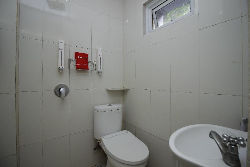 RedDoorz Plus @ Jalan Pemuda Jakarta - Oda