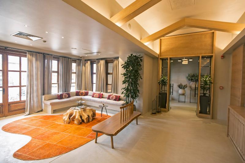 Omm Inn Hotel - Lobi