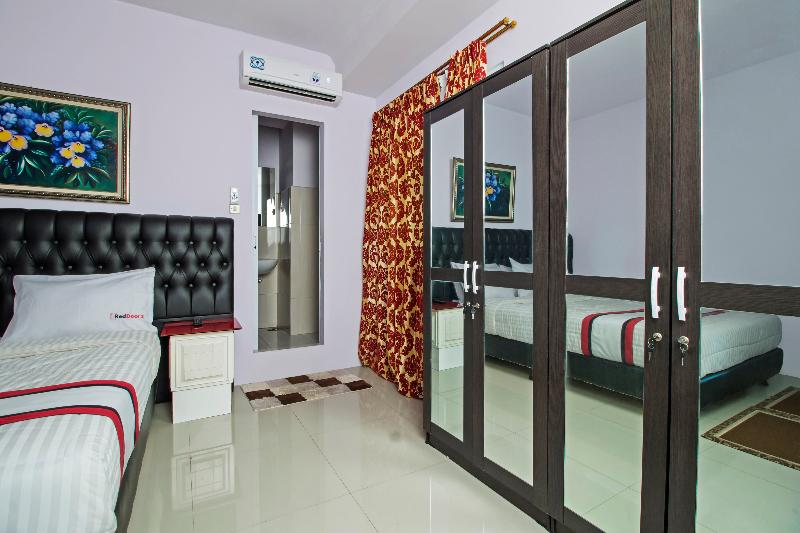 RedDoorz Plus @ Guntur Raya Setiabudi - Oda