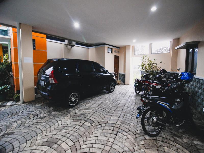 RedDoorz Plus @ Pogung Raya - Lobi