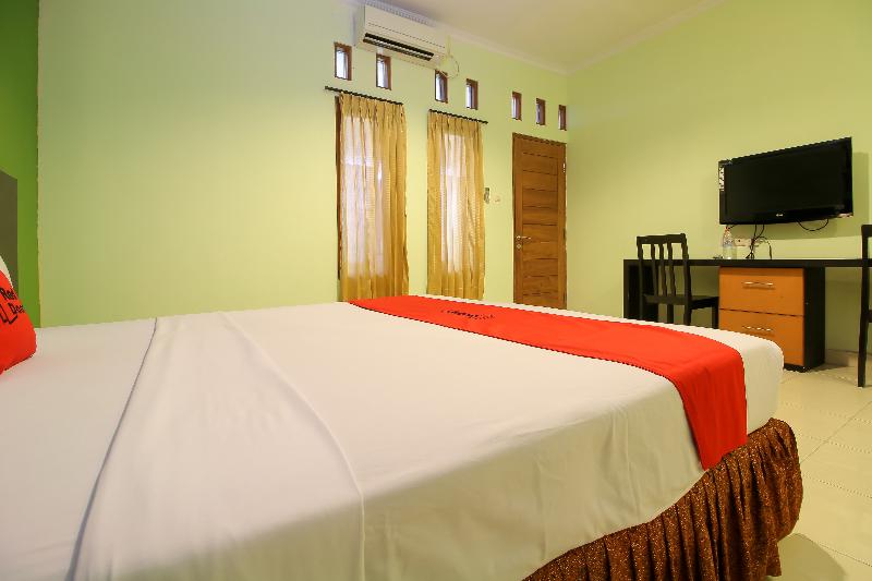 RedDoorz Plus @ Taman Siswa 2 - Oda