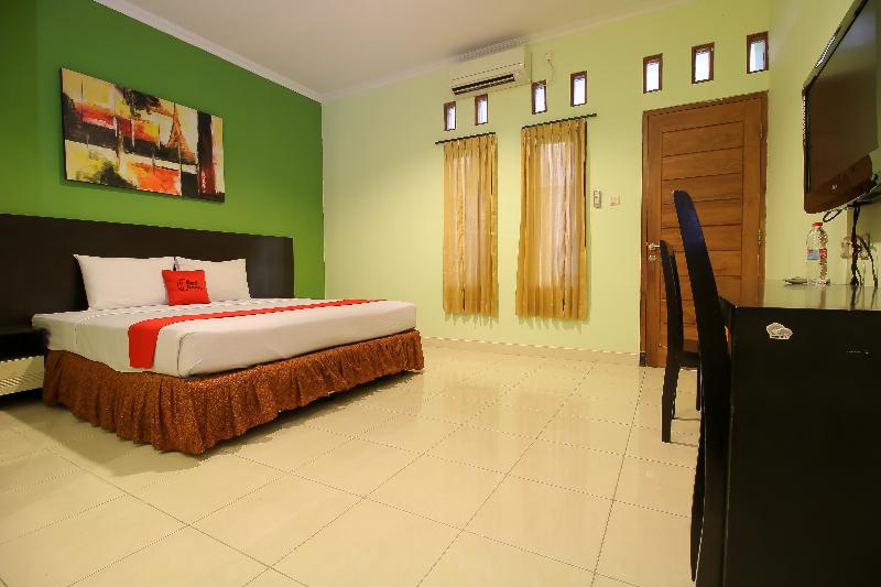 RedDoorz Plus @ Taman Siswa 2 - Oda