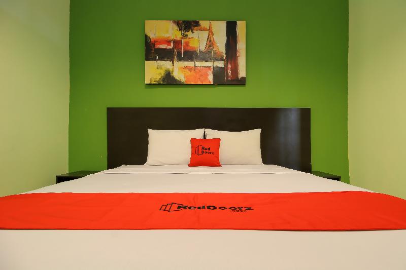 RedDoorz Plus @ Taman Siswa 2 - Oda
