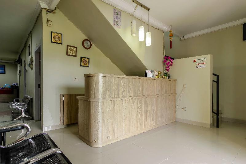 RedDoorz Plus near Lippo Cikarang Mall - Lobi