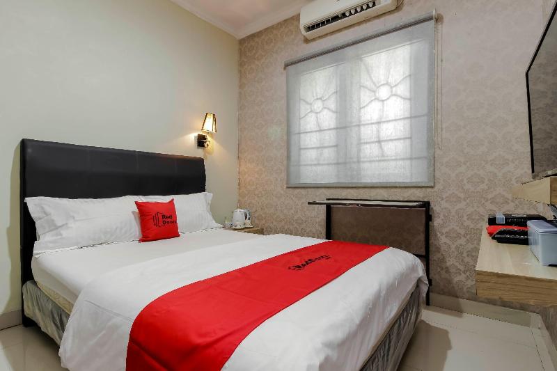 RedDoorz Plus near Lippo Cikarang Mall - Oda