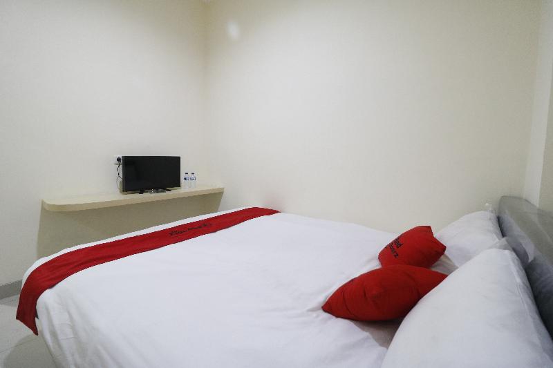 RedDoorz Plus near Mall Ciputra Jakarta - Oda