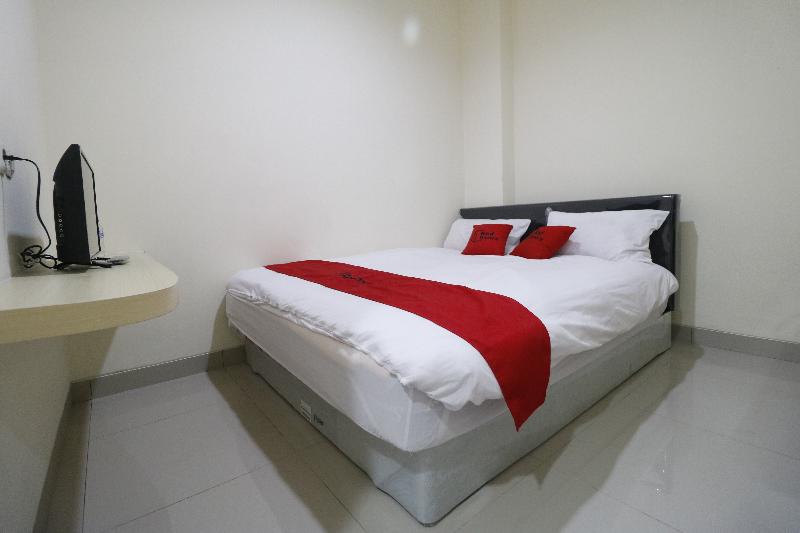 RedDoorz Plus near Mall Ciputra Jakarta - Oda