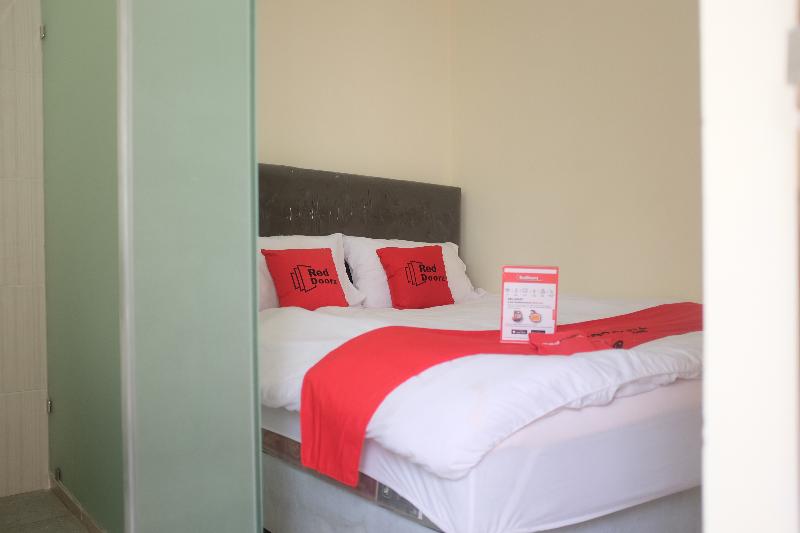 RedDoorz Plus near Mall Ciputra Jakarta - Oda