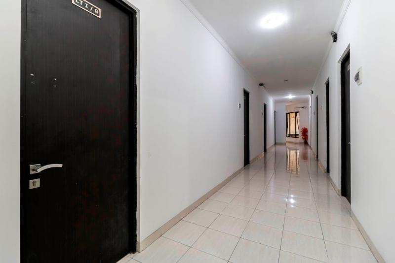 RedDoorz Plus near Trisakti University - Lobi