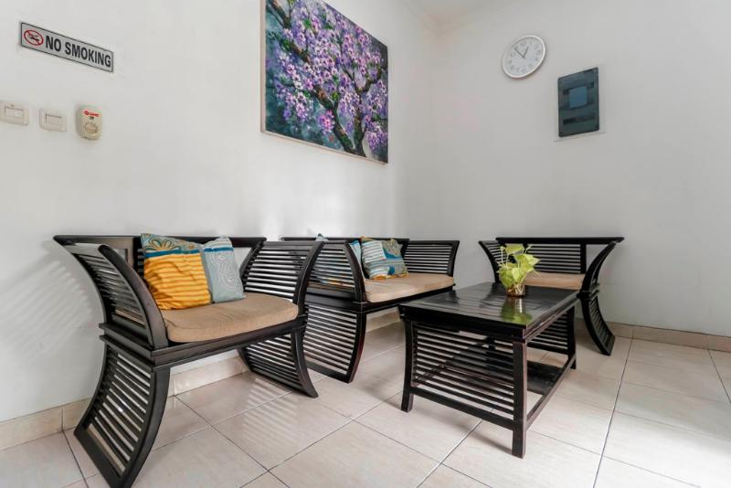 RedDoorz Plus near Trisakti University - Lobi
