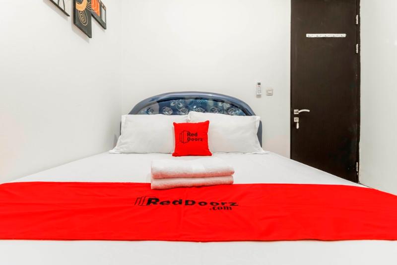 RedDoorz Plus near Trisakti University - Oda