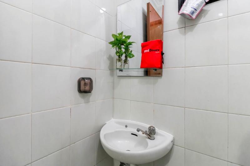 RedDoorz Plus near Trisakti University - Oda