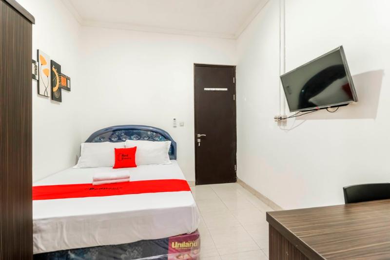 RedDoorz Plus near Trisakti University - Oda