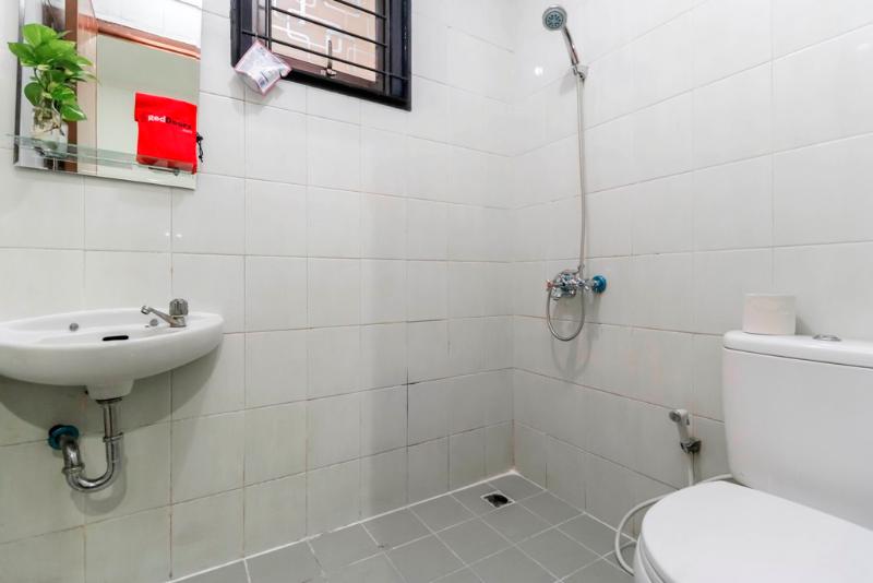 RedDoorz Plus near Trisakti University - Oda