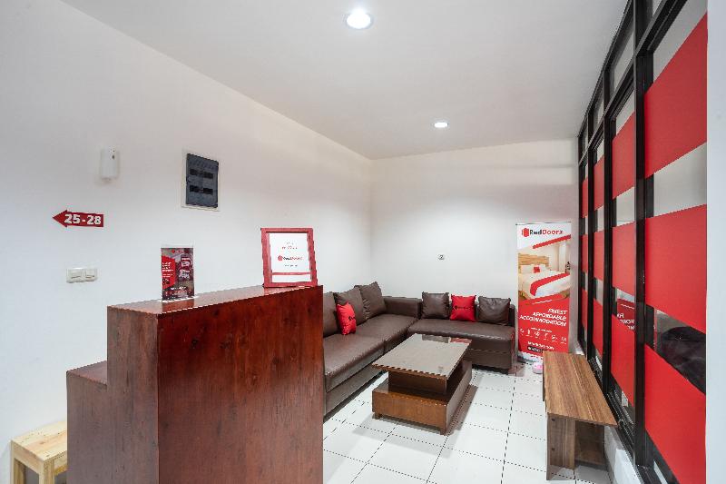 RedDoorz near Eka Hospital BSD City - Lobi