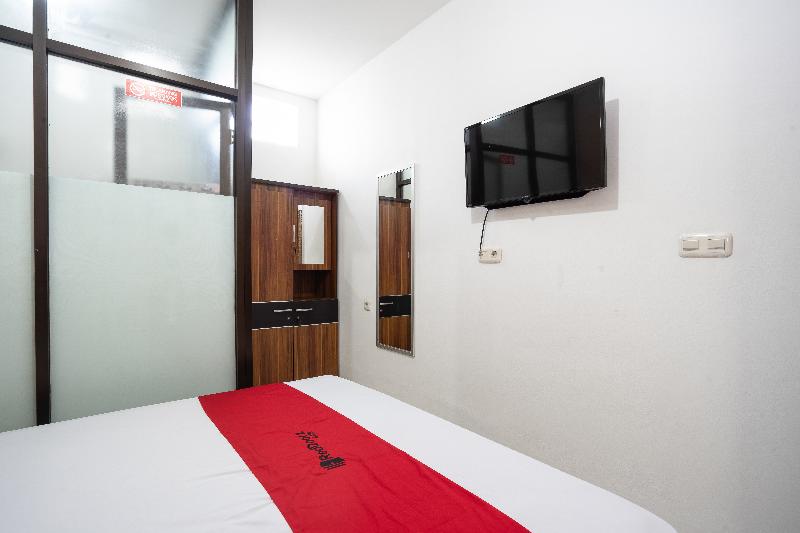 RedDoorz near Eka Hospital BSD City - Oda