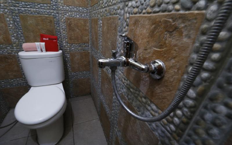RedDoorz Plus near Universitas Indonesia - Oda