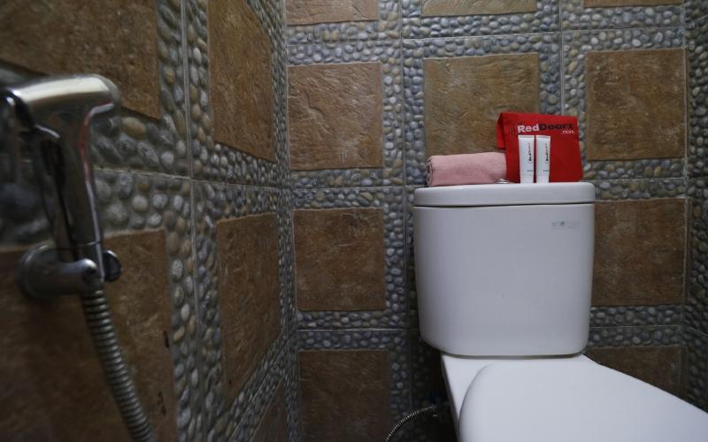 RedDoorz Plus near Universitas Indonesia - Oda