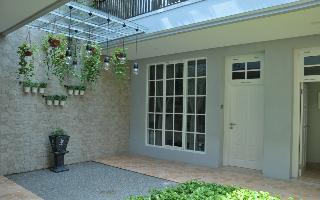 RedDoorz Premium near RS Pondok Indah La Maison fotoÄŸrafÄ±