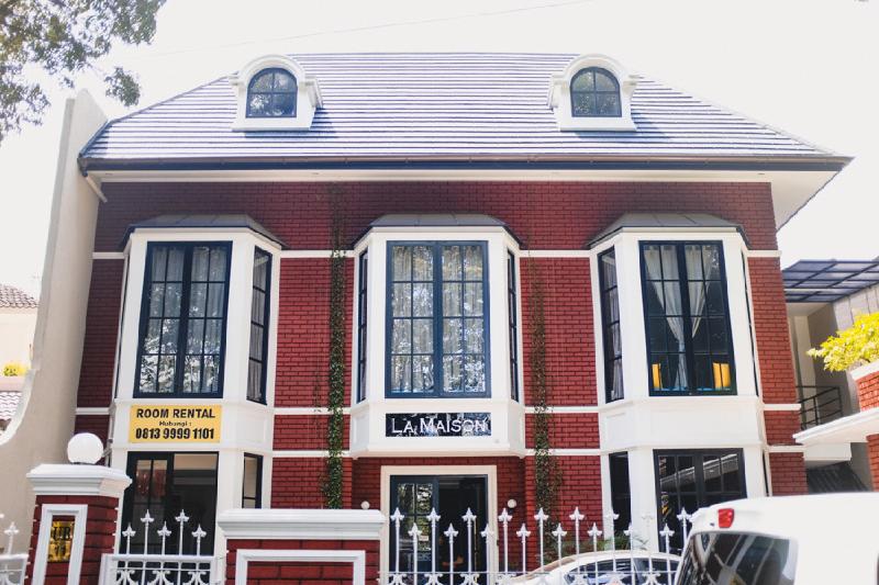RedDoorz Premium near RS Pondok Indah La Maison - Genel