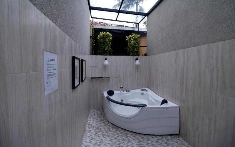 RedDoorz Premium near RS Pondok Indah La Maison - Genel
