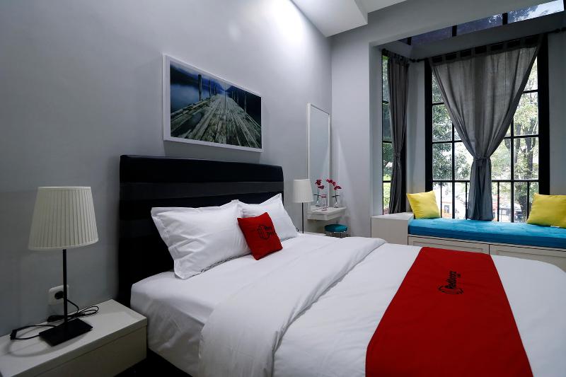 RedDoorz Premium near RS Pondok Indah La Maison - Oda