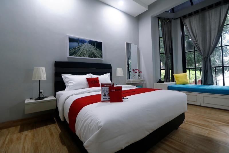 RedDoorz Premium near RS Pondok Indah La Maison - Oda