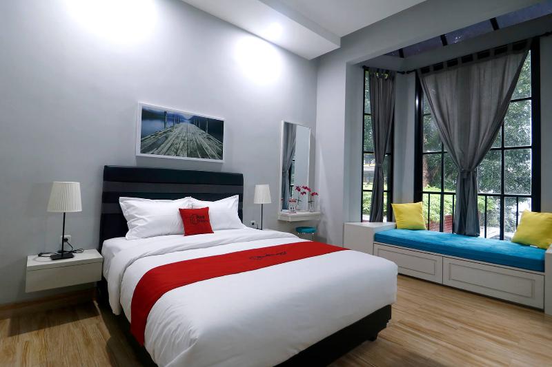 RedDoorz Premium near RS Pondok Indah La Maison - Oda