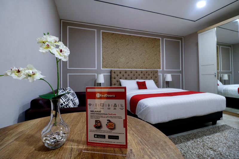RedDoorz Premium near RS Pondok Indah La Maison - Oda
