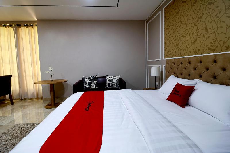 RedDoorz Premium near RS Pondok Indah La Maison - Oda