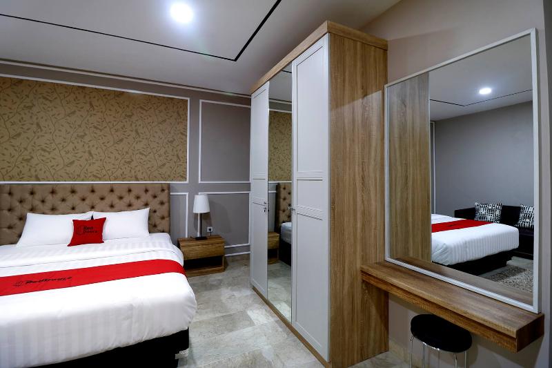 RedDoorz Premium near RS Pondok Indah La Maison - Oda