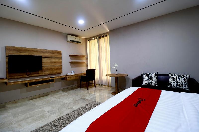 RedDoorz Premium near RS Pondok Indah La Maison - Oda