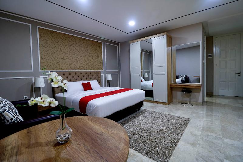 RedDoorz Premium near RS Pondok Indah La Maison - Oda
