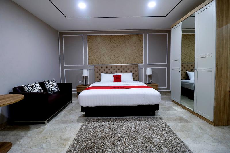 RedDoorz Premium near RS Pondok Indah La Maison - Oda