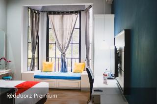 RedDoorz Premium near RS Pondok Indah La Maison fotoÄŸrafÄ±