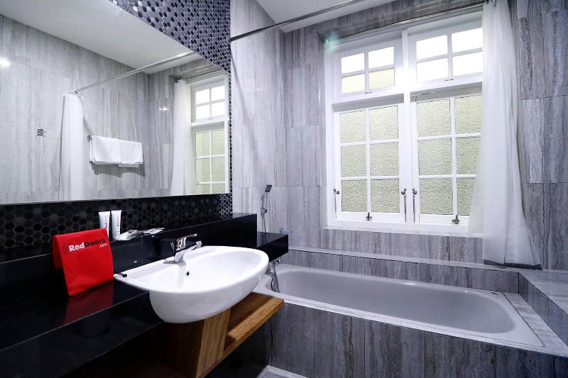 RedDoorz Premium near RS Pondok Indah La Maison - Oda