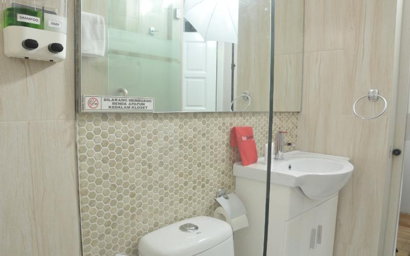 RedDoorz Premium near RS Pondok Indah La Maison - Oda