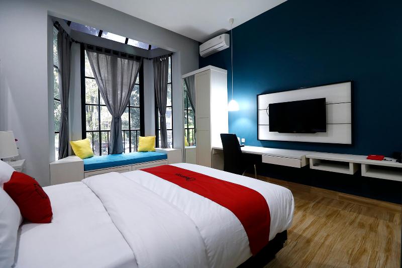 RedDoorz Premium near RS Pondok Indah La Maison - Oda