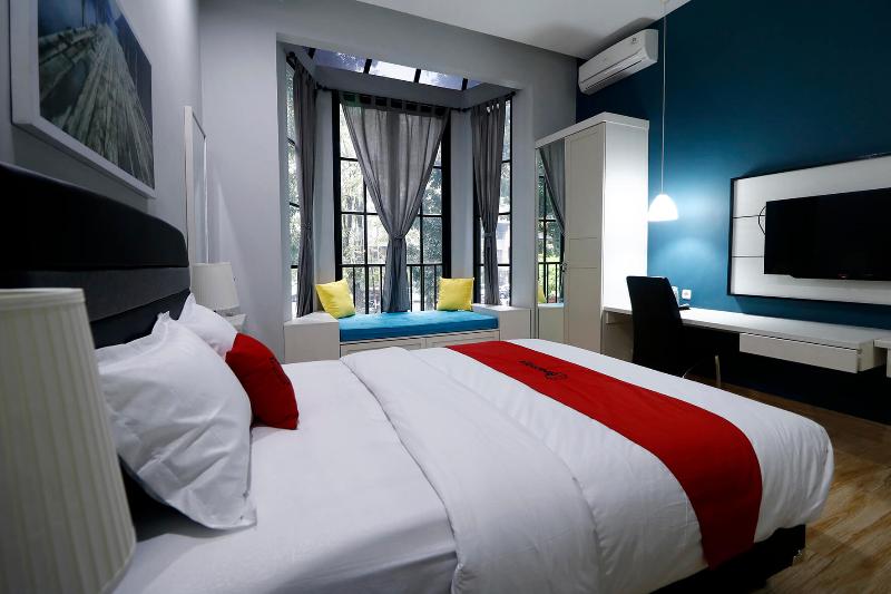 RedDoorz Premium near RS Pondok Indah La Maison - Oda