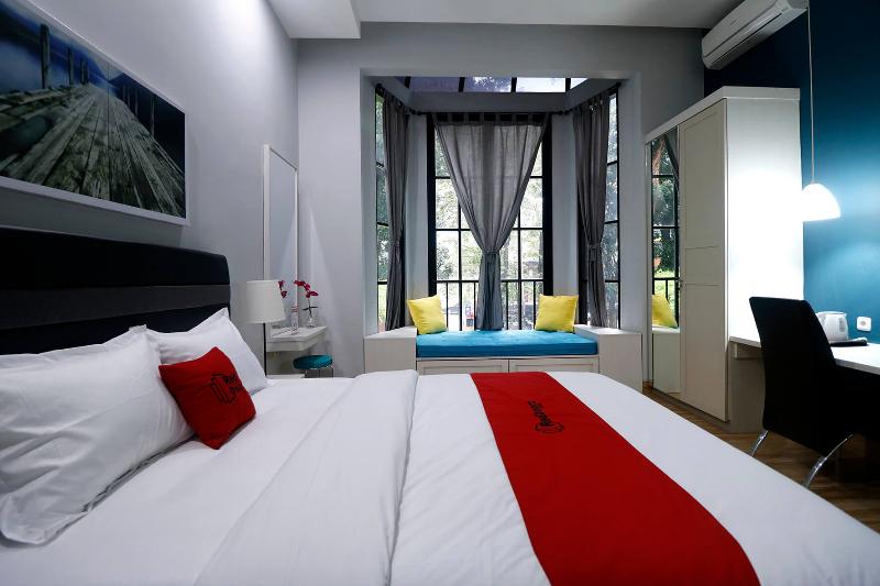 RedDoorz Premium near RS Pondok Indah La Maison - Oda