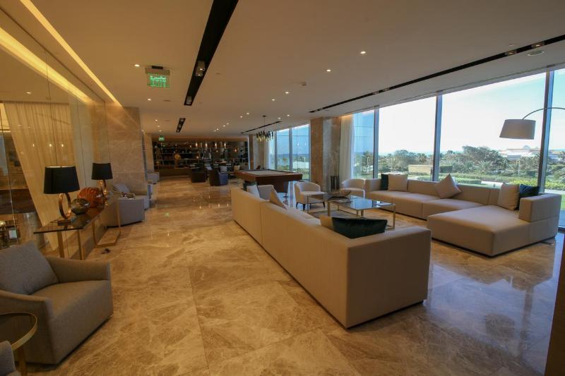 Views Hotel & Residences - Lobi